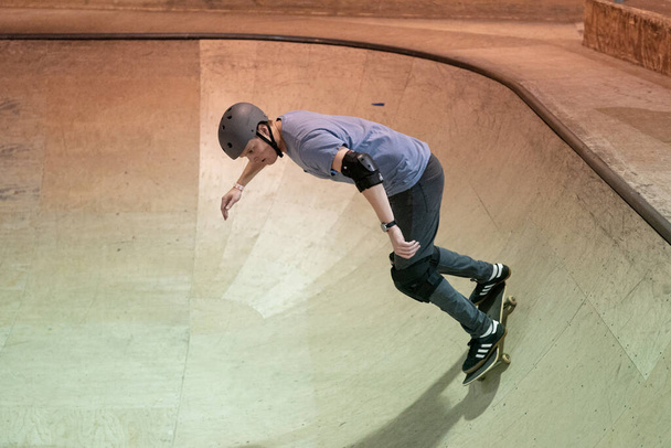Royal Oak, Michigan, USA. Bruslaři cvičí své triky v Modern Skate Park během otevřené brusle, která je zdarma pořizovat snímky a záběry - Fotografie, Obrázek