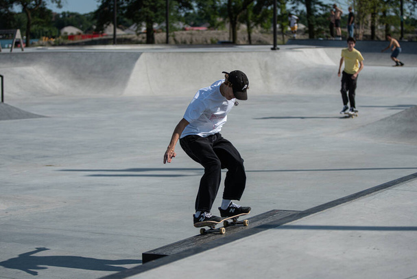 Detroit, Michigan, USA - 08.01.2019: Skaters practice their skateboard tricks in Detroit skate park - Zdjęcie, obraz