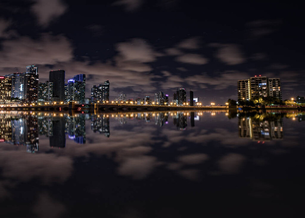 ночной вид на город Бангкок, Таиланд - Фото, изображение
