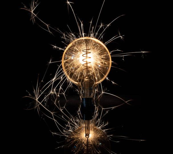 電球が火花を散らし - 写真・画像