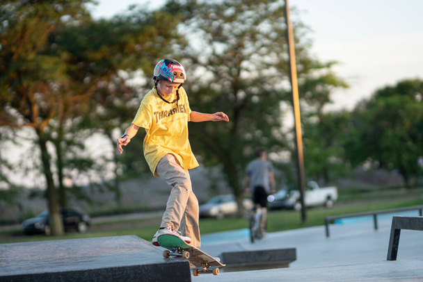 Detroit, Michigan, USA - 14.07.2019: Skater üben ihre Tricks bei Sonnenuntergang im Skatepark in Detroit - Foto, Bild
