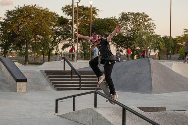 Detroit, Michigan, USA - 08.09.2019: Skateři cvičí triky při západu slunce v skate parku - Fotografie, Obrázek