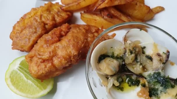 Gourmet-Fisch und Chips und Venusmuscheln in einem Gericht präsentiert. - Filmmaterial, Video