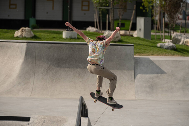 Detroit, Michigan, USA - 07.05.2019: skaters practice their skateboard tricks on a sunny day at the skate park. - Foto, imagen