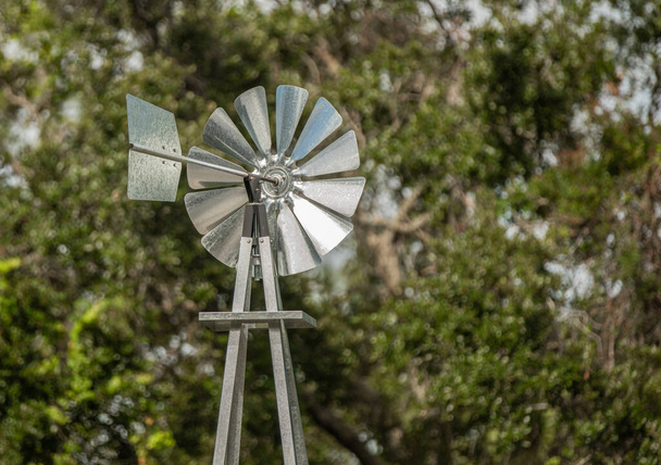 флюгер вітряної погоди, що допомагає визначити швидкість вітру та напрямок
 - Фото, зображення