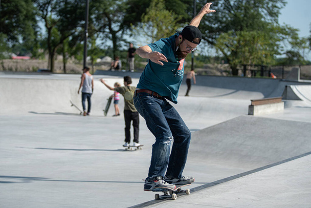 Detroit, Michigan, EUA - 08.01.2019: Skaters praticam seus truques de skate no parque de skate de Detroit
 - Foto, Imagem
