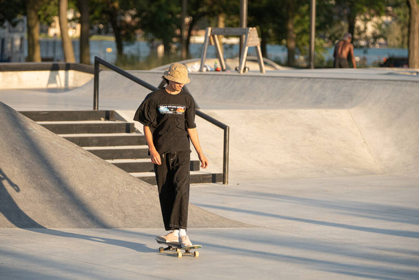Detroit, Michigan, États-Unis 08.09.2019 : Les patineurs s'entraînent au coucher du soleil dans le skate park urbain - Photo, image