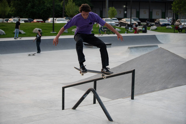 Detroit, Michigan, USA 20.07.2020: Skaters en motorrijders oefenen trucs op een outdoor skatepark tijdens het Corona Virus in Detroit. - Foto, afbeelding