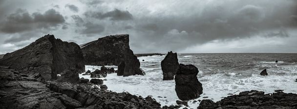 παλίρροιες έρχονται στα βράχια λάβας της Ισλανδίας - Φωτογραφία, εικόνα