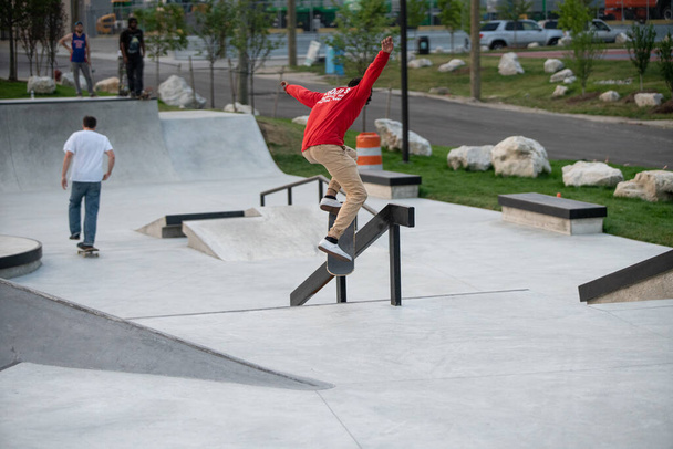 Detroit, Michigan, USA 20.07.2020: Skejtaři a cyklisté cvičí triky ve venkovním skateparku během viru Corona v Detroitu. - Fotografie, Obrázek