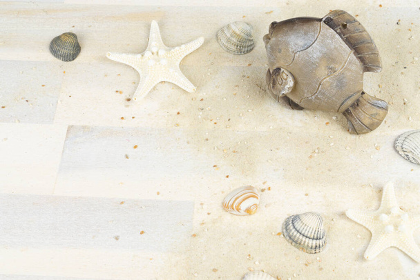 Maritimer Hintergrund mit Sand, Muscheln und einem Fisch, Kopierraum - Foto, Bild