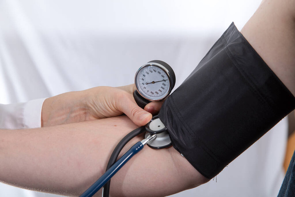 a vérnyomásmérő veszélyes értékeket mutat és azt jelzi,  - Fotó, kép