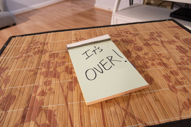 handgeschreven notitie op uw pad zegt: "Het is voorbij!" - Foto, afbeelding