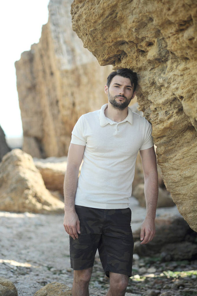 Young stylish man outdoor portrait near rocks - Foto, Imagem