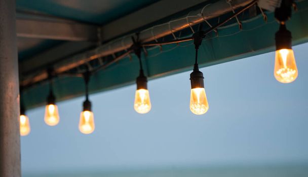 lâmpadas penduradas em um teto - Foto, Imagem