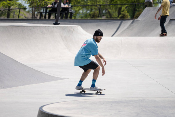 Детройт, штат Мичиган, США - май 2020 года: скейтбордисты и скейтбордисты тренируются в открытом скейт-парке в Детройте во время Короны. - Фото, изображение