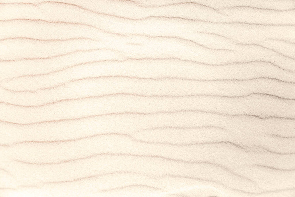 Vue rapprochée des bandes de couleur faites par les vagues d'eau. Rayures de sable texture fond. Vacances d'été, vacances en mer concept. - Photo, image