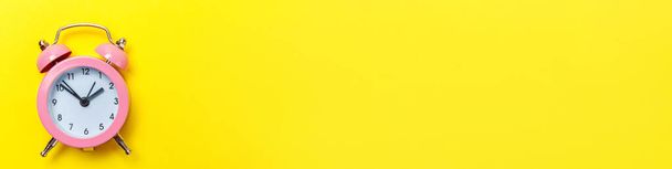 Simplemente diseño minimalista timbre doble campana reloj despertador clásico aislado sobre fondo amarillo. Descanso horas tiempo de vida buenas noches de la mañana despiertan concepto despierto. Espacio plano vista superior copia, banner
 - Foto, Imagen