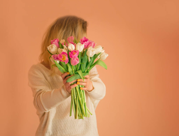 Fiatal szép lány a fehér ruha színes friss virágok tulipán - Fotó, kép