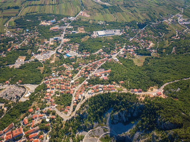 Vista aérea de Imotski, uma pequena cidade no interior da Dalmácia. Natureza paisagem de verão, destino turístico popular na Dalmácia, fundo de viagem ao ar livre, Croácia
 - Foto, Imagem
