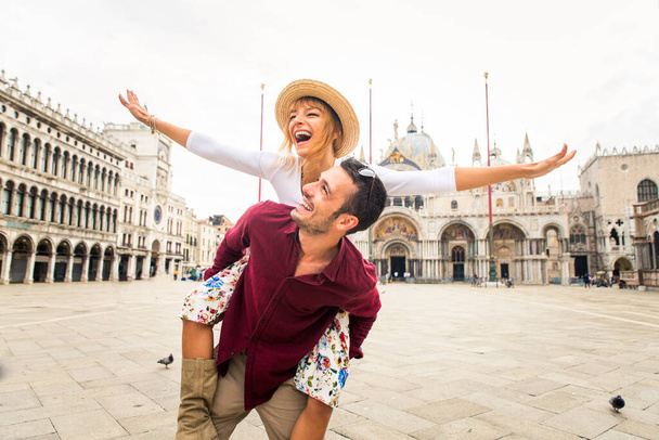 Beatiful young couple having fun while visiting Venice - Tourists travelling in Italy and sightseeing the most relevant landmarks of Venezia - Concepts about lifestyle, travel, tourism - Fotoğraf, Görsel