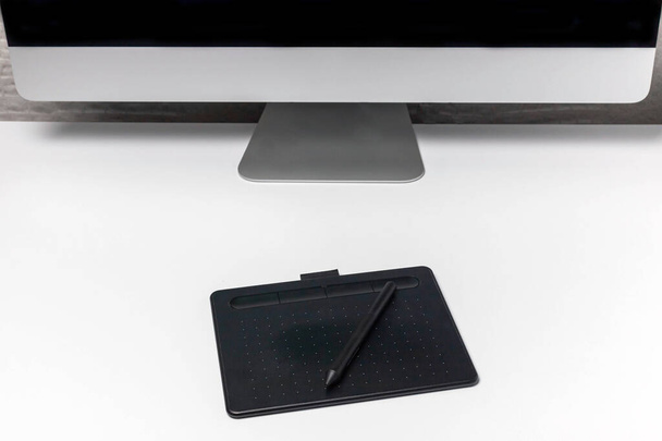 Masaüstü bilgisayarı olan bir masaüstü, tasarımcı için grafik tableti. Ofiste ve evde çevrimiçi ya da uzaktan çalışma. - Fotoğraf, Görsel