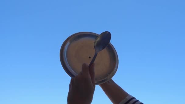 Protest against the government measures. Banging pots and pans from the windows and balcony in Spain. Woman hands against blue sky - Footage, Video