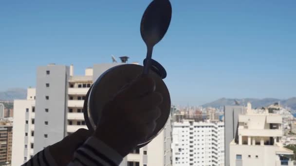 Διαδήλωση κατά των κυβερνητικών μέτρων. Χτυπώντας κατσαρόλες και τηγάνια από τα παράθυρα και τα μπαλκόνια στην Ισπανία. Γυναίκα χέρια κτυπήματα με κατσαρόλα και κουτάλι στο μπαλκόνι - Πλάνα, βίντεο