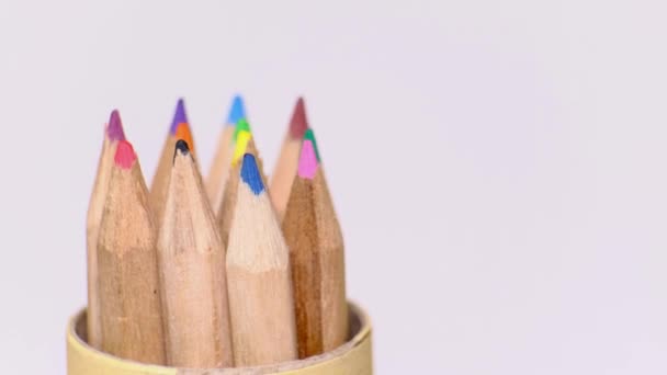 Closeup set van veelkleurige houten potloden in verschillende kleuren draaiend op een witte achtergrond. Geïsoleerd object met kopieerruimte. Terug naar schoolconcept. - Video