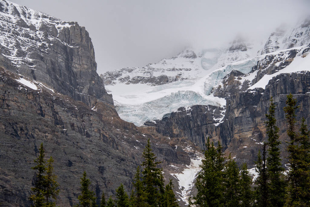 Картина горных ледников на вершинах, окружающих озеро Морейн. AB Канада
 - Фото, изображение