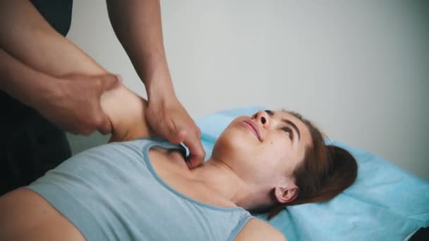 Donna che subisce un trattamento osteopatico - il medico le massaggia la spalla - Filmati, video