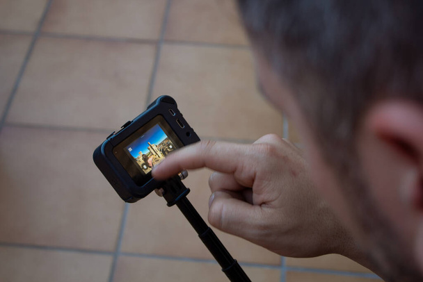Sociální média ovlivňující pomocí kamery. muž prohlíží nahraný obsah. letadlo fotoaparátu. - Fotografie, Obrázek