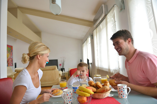 Famille prendre un petit déjeuner sain à la maison
 - Photo, image