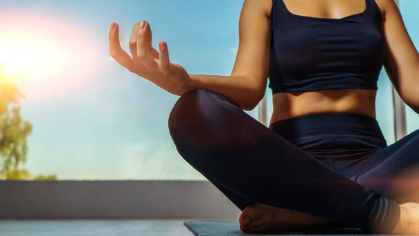 Een jonge blanke vrouw die yoga doet in een fitnessstudio. Gezond levensstijl concept.  - Foto, afbeelding