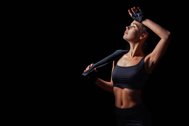 Seksi atletik spor kadını. Siyah arkaplan - Fotoğraf, Görsel