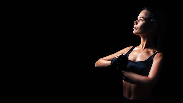 Sexy athletische Fitness-Frau. Schwarzer Hintergrund - Foto, Bild
