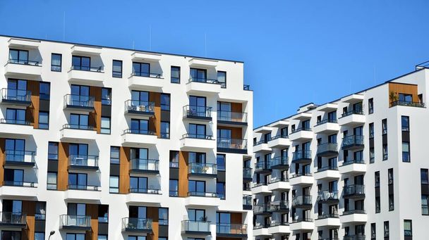 Modernos edifícios residenciais europeus bairro de apartamentos. Arquitetura abstrata, fragmento da geometria urbana moderna. - Foto, Imagem