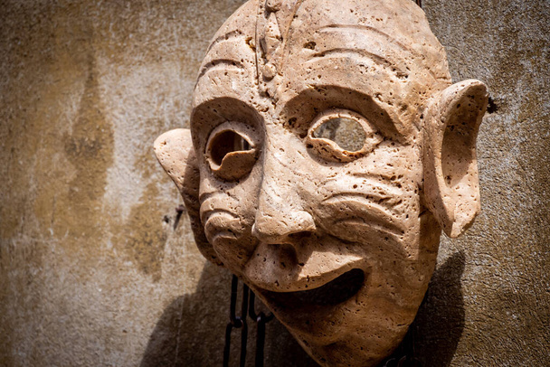 テラコッタのフェイスマスクは鬼の形をしています。イタリアのハンドメイドアート - 写真・画像