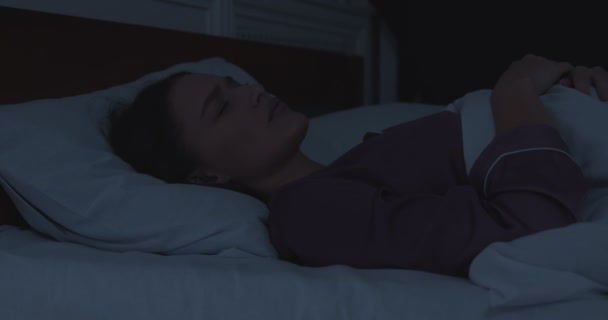 Femme réveillée couchée dans son lit faisant un cauchemar - Séquence, vidéo