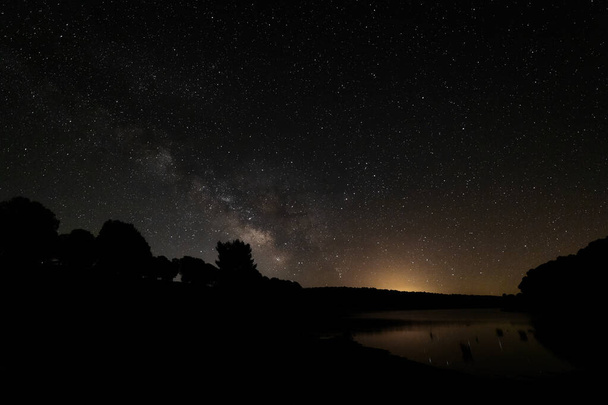 Γαλαξίας πάνω από ένα πευκοδάσος. Γκραναντίγια. Ισπανία. - Φωτογραφία, εικόνα