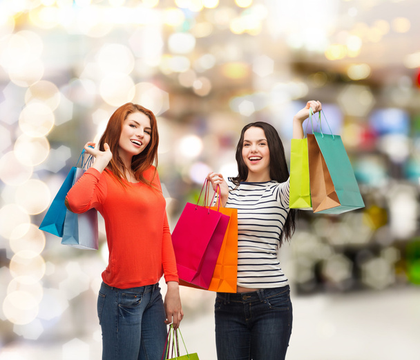 Two smiling teenage girls with shopping bags - Foto, Bild