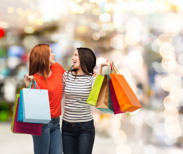 Two smiling teenage girls with shopping bags - Zdjęcie, obraz