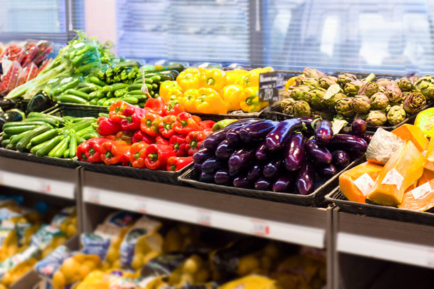 Φρέσκα λαχανικά στο σούπερ μάρκετ. Έννοια των υγιεινών τροφίμων, βιο, χορτοφάγος, διατροφή. - Φωτογραφία, εικόνα