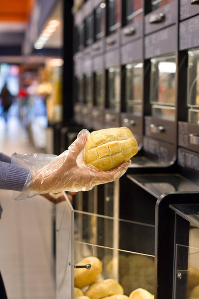 Ženská ruka vybírá chleba na trhu. Žena vybírá mléčné výrobky v supermarketu. Čtení informací o produktu - Fotografie, Obrázek