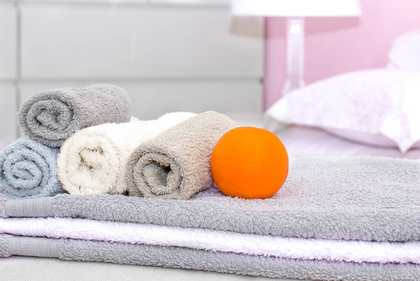 Pila di asciugamani da bagno sulla decorazione del letto in camera da letto interno - Foto, immagini