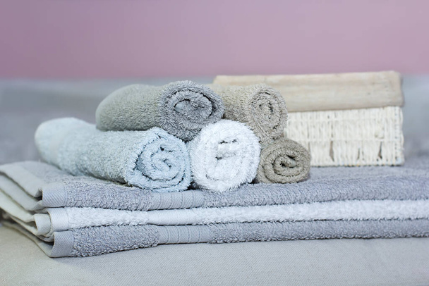 Στοίβα πετσέτες μπάνιου στο παρασκήνιο closeup - Φωτογραφία, εικόνα