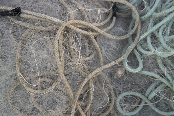 equipo y redes de cuerdas de pesca y flotadores colocados en el muelle
 - Foto, imagen