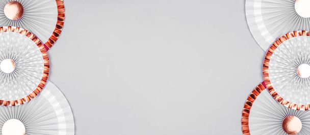 Backgrop monocromatico con ventilatori in carta grigia e dorata su tinta unita grigio - Foto, immagini