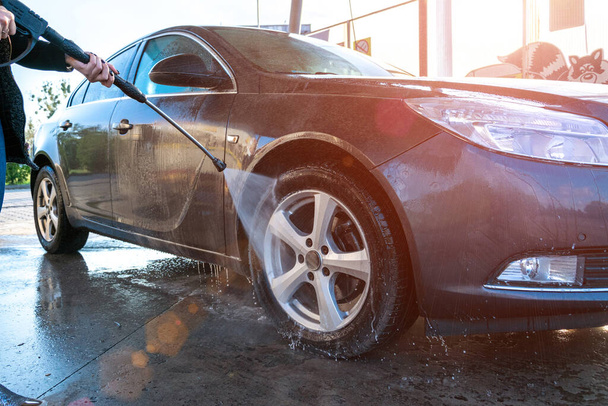 清掃車だ。水で洗って、石鹸。泡から手の車の自動。圧力ワックスのお手入れ - 写真・画像