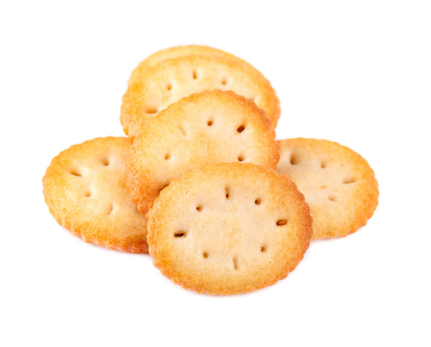 Cracker isoliert auf weißem Hintergrund. Trockene Cracker Cookies isoliert. Salzige Snacks vereinzelt. Ansicht von oben. - Foto, Bild